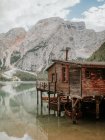 Деревянный док на озере в горах — стоковое фото