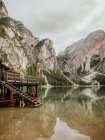 Дерев'яний док на озері в горах — стокове фото