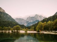 See mit Bäumen an Ufern und Bergen — Stockfoto