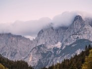 Pittoresca vista sulle montagne rocciose — Foto stock