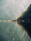 Lago em montanhas verdes — Fotografia de Stock