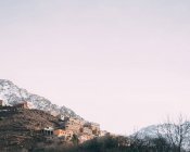 Paesaggio con piccolo villaggio in montagna — Foto stock