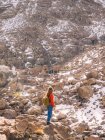 Female backpacker in mountains exploring settlement — Stock Photo