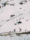 Человек, гуляющий среди снегов в горах — стоковое фото