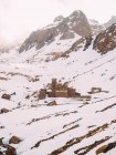 Maison dans neiges de montagnes — Photo de stock
