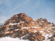 Скелі вкриті снігом — стокове фото