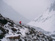 Человек в снежной буре в горах — стоковое фото