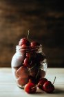 Frasco com cereja no balcão — Fotografia de Stock