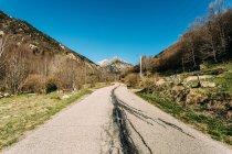 Пустая дорога в холмах — стоковое фото