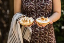 Жінка холдингу пироги — стокове фото