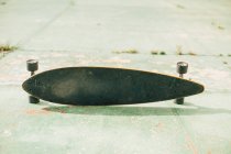 Закрыть вид на скейтборд на полу . — стоковое фото