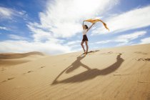 Mujer en dunas de arena - foto de stock