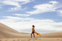 Жінка в піщані дюни — стокове фото