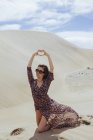Frau posiert und gestikuliert im Sand — Stockfoto