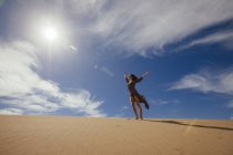 Glückliche Frau genießt Sand und Sonne — Stockfoto