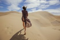 Mujer en traje de verano en dunas - foto de stock