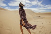 Romantisches Mädchen in der Wüste — Stockfoto