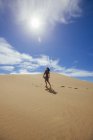 Femme en robe dans les dunes — Photo de stock