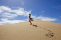 Femme en robe dans les dunes — Photo de stock
