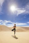 Mulher esticando as pernas no deserto — Fotografia de Stock