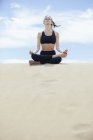 Мирная женщина в позе йоги — стоковое фото