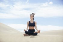 Мирная женщина в позе йоги — стоковое фото