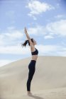 Mujer pacífica en pose de yoga - foto de stock