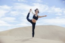 Donna sportiva che pratica yoga — Foto stock
