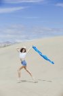 Jeune femme en forme sur sable — Photo de stock