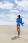 Молода жінка на пісках — стокове фото