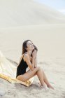 Lachende Frau im Badeanzug auf Sand — Stockfoto