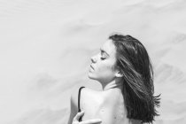 Sinnliche Frau im Badeanzug — Stockfoto