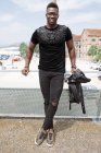 Afrikanisch-amerikanischer Mann auf Straße — Stockfoto