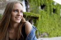 Lächelnde Frau auf Dorfstraße — Stockfoto