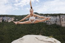 Женщина, прыгающая с обрыва — стоковое фото