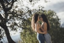 Oben ohne lesbisches Paar Umarmung — Stockfoto