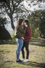 Jovem lésbicas casal beijos — Fotografia de Stock