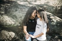Молода лесбіянка пара на відкритому повітрі — стокове фото