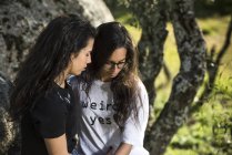 Young lesbian couple outdoors — Stock Photo