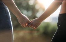 Weibliches Paar hält Händchen — Stockfoto