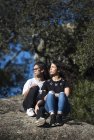 Joven pareja lesbiana al aire libre - foto de stock