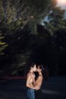 Topless casal lésbico abraçar — Fotografia de Stock