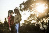 Jeune couple lesbien — Photo de stock