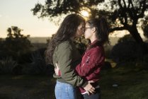 Jung lesbisch pärchen küssen — Stockfoto