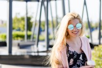 Блондинка счастливая студентка с кофе — стоковое фото