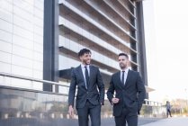 Uomini d'affari a piedi nel settore degli affari . — Foto stock