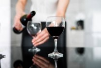 Donna versando vino rosso — Foto stock
