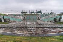 Старый заброшенный стадион — стоковое фото