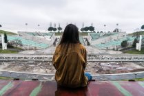 Jeune fille mignonne dans le stade abandonné — Photo de stock