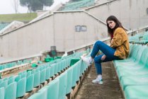 Молода мила дівчина на покинутому стадіоні — стокове фото